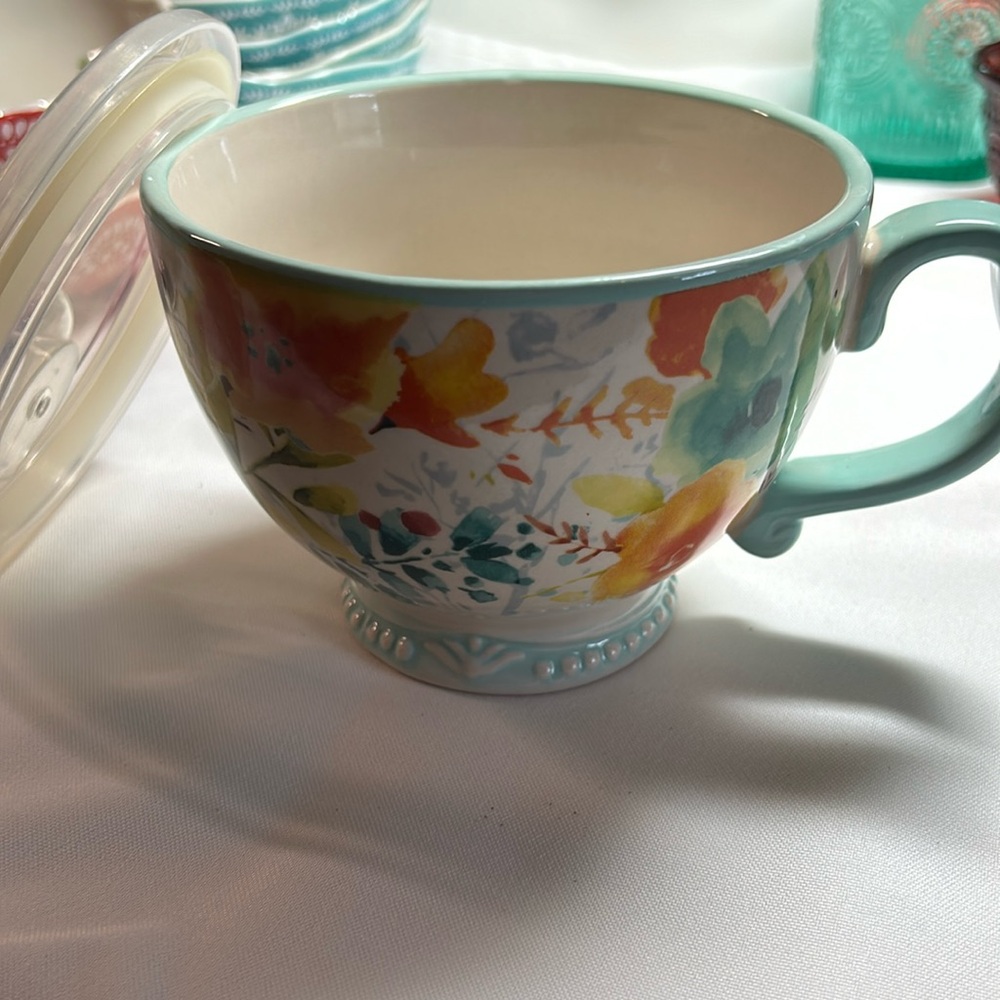 Pioneer Women 1 large cup with plastic lid for iced coffee, soup lid is vented